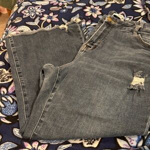 Women’s Mica Boutique denim. Cropped, slight distressing super comfortable!